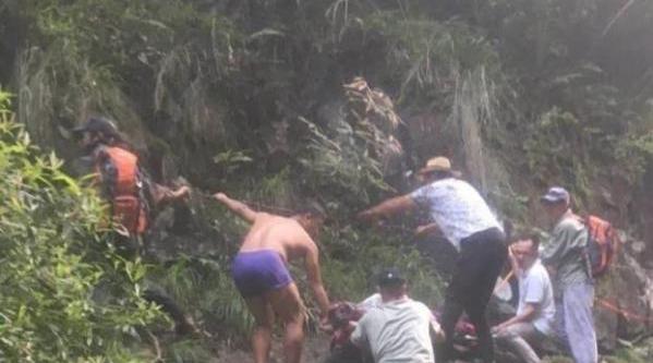 47岁女驴友玩穿越摔下山崖,一救援队员不慎跌落20米悬崖